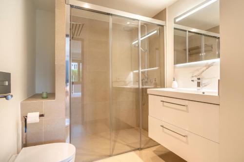 ポルト・ダ・ポリェンサにあるVilla HIBISCUS Pollensaのバスルーム(シャワー、トイレ、シンク付)