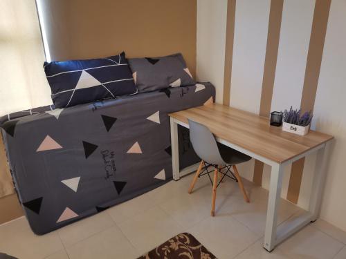 a bedroom with a bed and a desk and a chair at Casa Apartment @ Ipoh 【怡保民宿】 in Ipoh