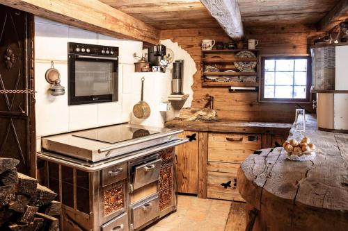 a kitchen with a stove and a table in it at Troadkasten - Nationalpark Kalkalpen in Ramsau