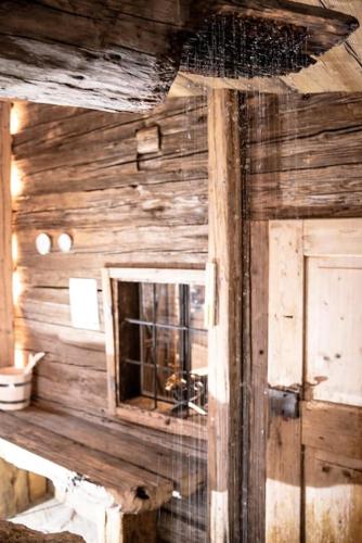 a room with a wooden wall with a window at Troadkasten - Nationalpark Kalkalpen in Ramsau