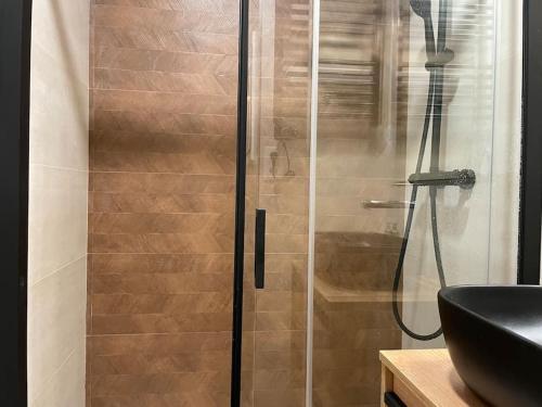 La salle de bains est pourvue d'une douche avec une porte en verre. dans l'établissement Superflat near beach 15' center, à Sant Adrià de Besòs
