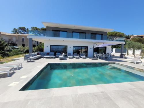 une villa avec piscine et une maison dans l'établissement Très belle villa neuve 12 personnes, clim, piscine, dans le golfe de St-Tropez, à Saint-Peïre-sur-Mer