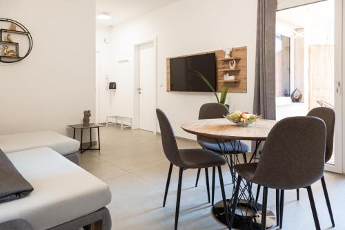 ein Wohnzimmer mit einem Tisch und Stühlen in der Unterkunft Merano City Living in Meran