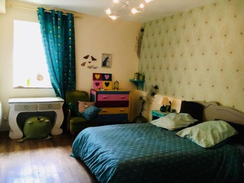 une chambre avec un lit, une chaise et une fenêtre dans l'établissement Maison face à l'étang, à Précy