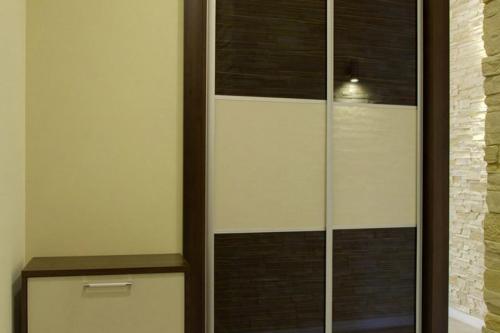 施柯拉爾斯卡波倫巴的住宿－Apartament 25 Panorama Gór，客房内的玻璃淋浴间和卫生间