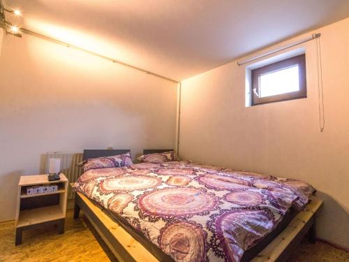 バーデン・バーデンにあるLoft Svenの窓付きの部屋にベッド付きのベッドルーム1室があります。