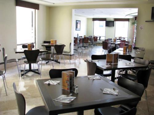 Hotel Alameda Express tesisinde bir restoran veya yemek mekanı