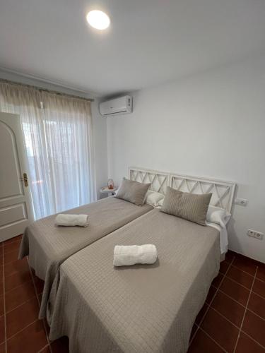 1 dormitorio con 1 cama grande y 2 toallas. en BALCÓN DE CLAUDIO MARCELO en Córdoba