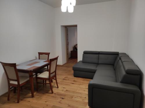 a living room with a couch and a table at Apartament Zielony in Włodawa