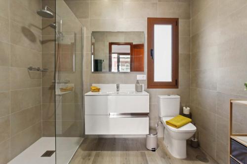 a bathroom with a toilet and a sink and a shower at Villa Thomas in Corralejo
