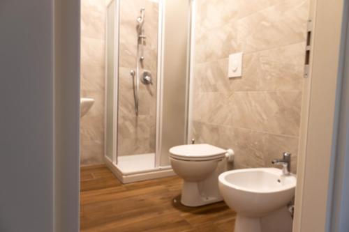 Ванна кімната в ORA APARTMENT(Centro Desenzano del Garda)
