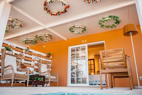 een woonkamer met oranje muren en kransen aan het plafond bij Seixomil - Casa de Campo Boutique Design in Celorico de Basto
