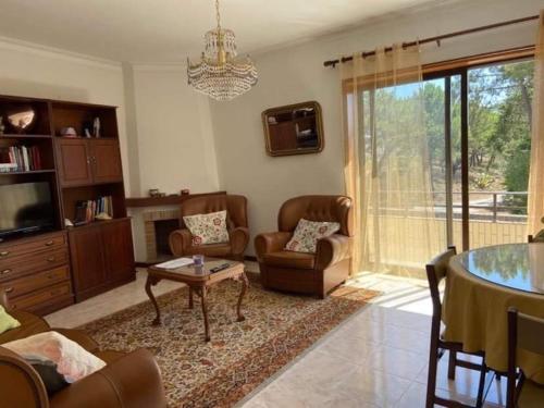 - un salon avec un canapé et une table dans l'établissement Lovely 2 bedroom apartment 100m from the beach, à Vila do Conde