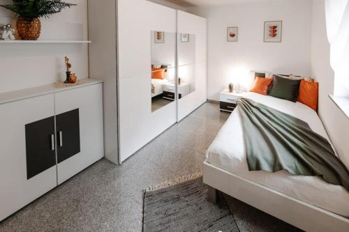 ein Wohnzimmer mit einem Bett und einem Sofa in der Unterkunft Casa Vivace in Michelstadt