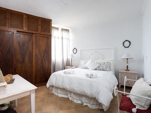una camera da letto con un letto bianco con due asciugamani di Live la punta center a Punta del Hidalgo