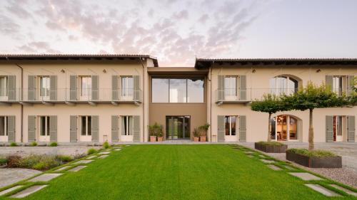 an exterior view of a house with a yard at iCOLLIROSSI Agriturismo in Monforte dʼAlba