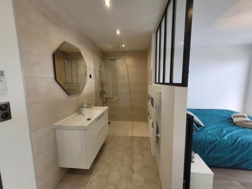 une petite salle de bain avec un lavabo et un lit dans l'établissement Très belle villa neuve 12 personnes, clim, piscine, dans le golfe de St-Tropez, à Saint-Peïre-sur-Mer