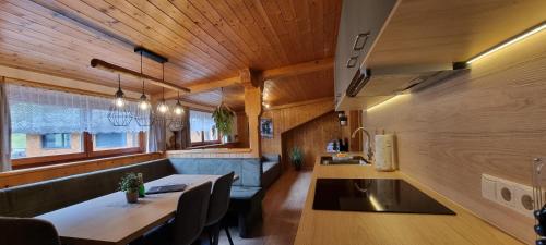 um restaurante com uma longa mesa e cadeiras e uma janela em Haus Tisch em Schruns