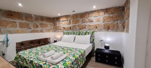 a bedroom with a bed with towels on it at House Orlando in Sferracavallo