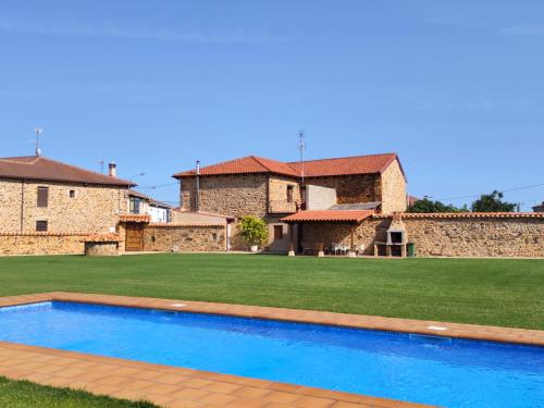 Villa con piscina frente a una casa en Casa El Habanero II en Destriana