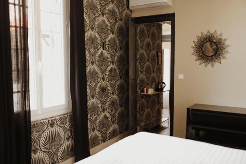 Hotel Home Arcachonにあるベッド