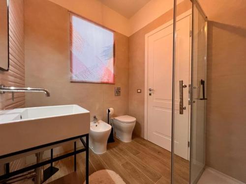 La salle de bains est pourvue d'un lavabo, de toilettes et d'une douche. dans l'établissement La casa di Detta (Le Scaramazze), à Pozzallo