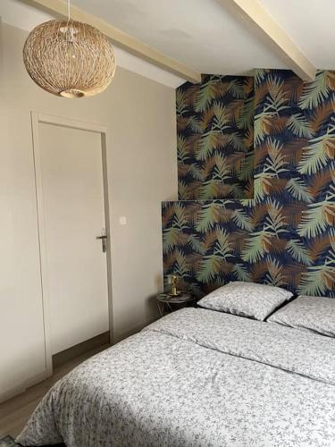 une chambre avec un lit et un mur dans l'établissement Maison cosy avec parking gratuit, à Jarnac