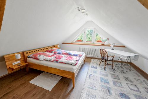 una camera con letto, scrivania e finestra di Ferienwohnung Jolly Joker a Freiamt