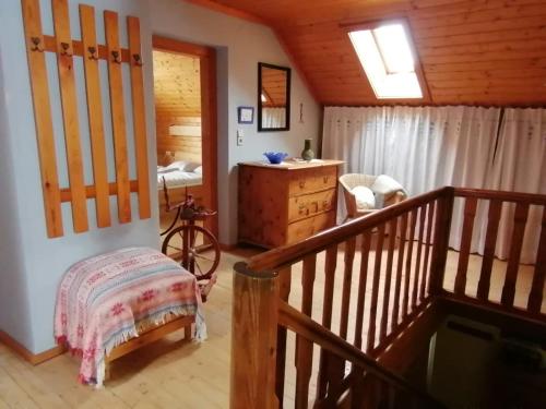 een kamer met een houten trap en een slaapkamer bij Sonnenplatz Appartment Ploninger LANDHAUS in Bad Kleinkirchheim