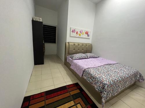 a small bedroom with a bed in a room at RUMAH MURNI by IMPIAN HOMESTAY KLIA-SALAK TINGGI-NILAI in Sepang