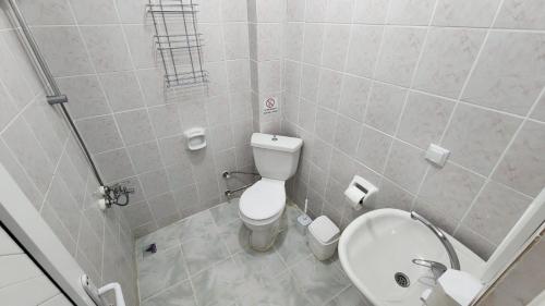 ein kleines Bad mit WC und Waschbecken in der Unterkunft ÖRNEK MOTEL in Gokceada Town