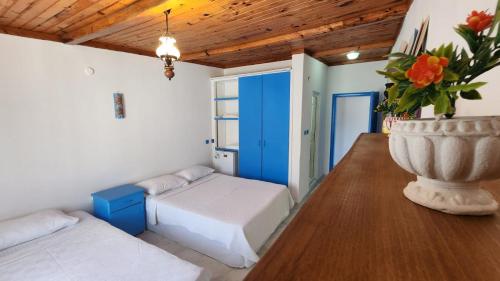 a room with two beds and a large vase at ÖRNEK MOTEL in Gokceada Town