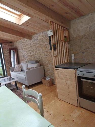 - un salon avec une cuisinière et un canapé dans l'établissement le Caraquet, à Boursin