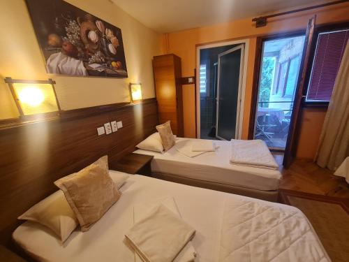 Hotel Kapistec Skopje tesisinde bir odada yatak veya yataklar
