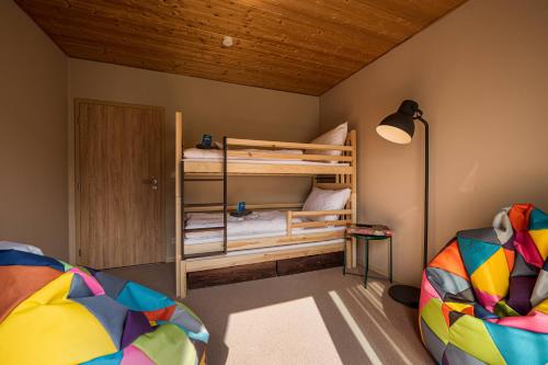 Pokój z 2 łóżkami piętrowymi i lampką w obiekcie Horský hotel Lorkova vila w mieście Czeladna