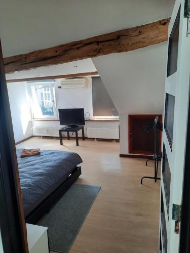 een slaapkamer met een bed en een bureau in een kamer bij Le duc de Bedford in Spa