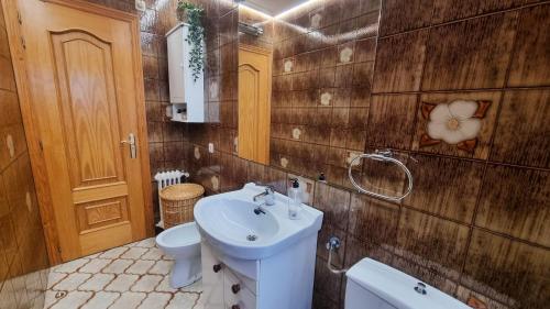 een badkamer met een wastafel en een toilet bij Donde Portela in Almorox