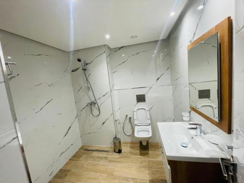 een badkamer met een wastafel en een toilet bij corail royal hotel in Tabarka
