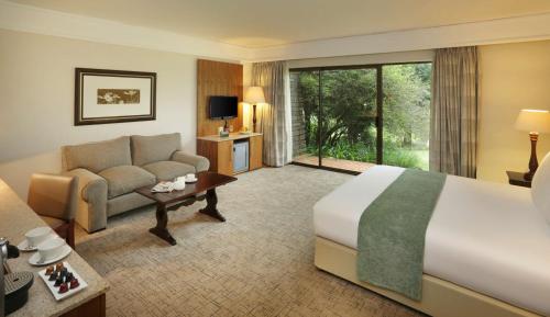 Una cama o camas en una habitación de Drakensberg Sun Resort