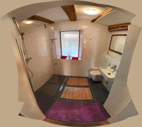 a bathroom with a sink and a toilet and a window at wunderschöne Ferienwohnung in Winterhausen mit Küche, Bad und Piano in Winterhausen