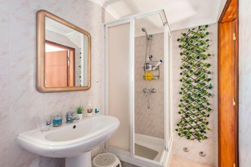 a bathroom with a sink and a shower at Casa de Vasco in Amora