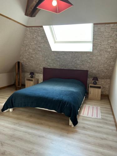 um quarto com uma cama e uma clarabóia em Le Montmieri em Dax