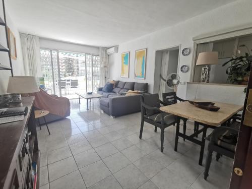 Sunny 3 bedroom sleeps 5 Walking distance beach transport restaurants and supermarkets Torreblanca Fuengirola