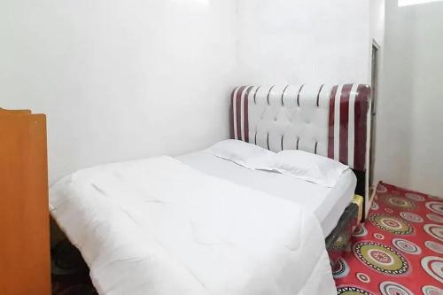 Кровать или кровати в номере Homestay Cantika Koto Tengah RedPartner