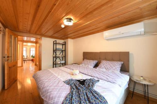 um quarto com uma cama e um tecto de madeira em A lovely Ottoman-era wooden house @GrandBazaar em Istambul