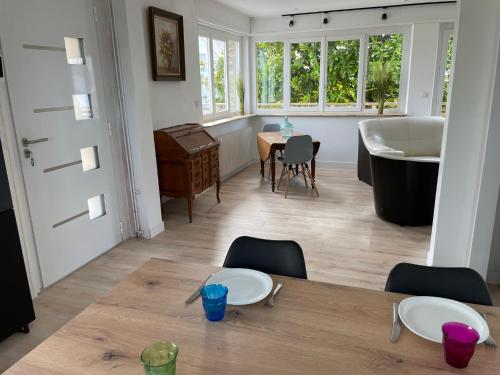 - une salle à manger avec une table et une baignoire dans l'établissement Maison 12 pers, Proche plages, Le Pouldu, à Clohars-Carnoët