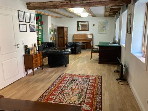 a living room with a couch and a table at wunderschöne Ferienwohnung in Winterhausen mit Küche, Bad und Piano in Winterhausen