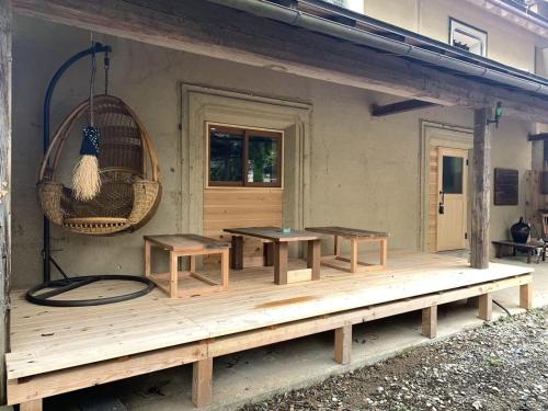 un porche de una casa con bancos y una cesta en Nagano - House - Vacation STAY 14689 en Nagano