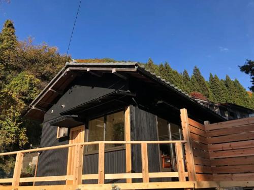 una baita di tronchi con recinzione e alberi di Hoshinaya - Vacation STAY 45451v a Nagano