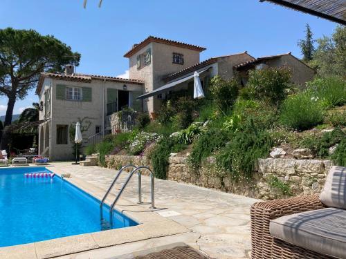 une piscine devant une maison dans l'établissement Beautiful Villa Vence Provence, à Vence